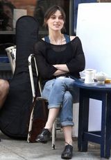 组图：凯拉-奈特莉与马克-鲁弗洛片场谈笑风生