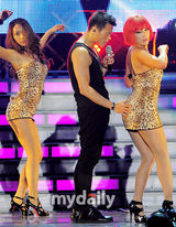 组图：韩星朴振英首尔火辣开唱 与女舞伴大胆表演