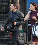 组图：阿汤哥与神秘女友补庆生日暧昧拥吻