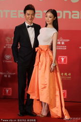 组图：冯绍峰倪妮情侣档现身 羞涩接吻