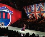 组图:维密年度大秀开幕泰勒献唱 众超模T台斗艳