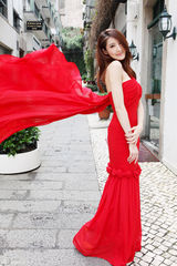 组图：吴鑫桐澳门街头写真红裙飞扬