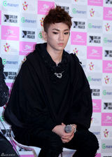 组图：韩国人气男组合SHINee首次开个唱