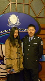 组图：模特苏巍送锦旗感谢平安北京民警救命之恩