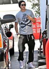 组图：希尔顿深V连衣裙胸前无料 男友帅气加油