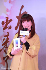 组图：孟庭苇杭州签售火爆 歌迷带往日合影温馨