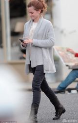 组图:艾玛-沃特森与帅导演密会 亲密贴面显暧昧