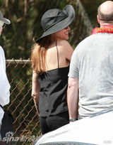 组图：朱莉切乳腺后穿吊带复工 胸部傲人依旧