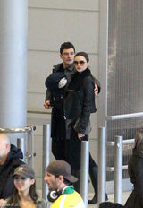 组图：米兰达生子后首亮相 布鲁姆面露慈祥父爱