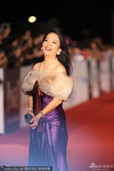 组图：吕丽萍土豪范亮相 露香肩比V卖萌