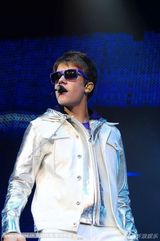 组图：贾斯汀-比伯曼城开唱 自摸胯下“不淡定”