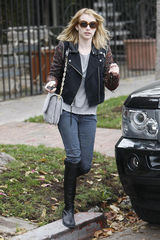 高清图：艾玛-罗伯茨街拍 拼接皮领夹克搭长靴