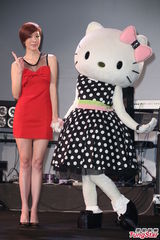 组图：陈珊妮见Kitty忘情卖萌