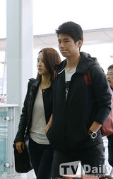 组图：韩惠珍奇诚庸现身机场秀甜蜜恩爱