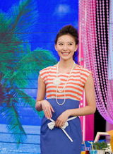 组图：周知录制《美丽俏佳人》 曝沙滩保养秘笈