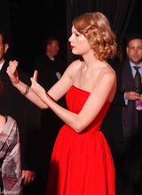 高清组图：泰勒-斯威夫特性感红裙亮相庆功宴
