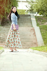 组图：曹阳最新校园漫步写真 回归大学最美时光