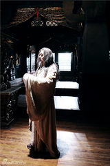 组图：姚橹《大秦2》饰演犀首 白发装引关注