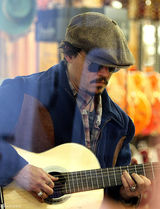 组图：型男约翰尼-德普外出买吉他穿着随意休闲