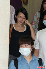 小S证人身份被传唤 神色疲惫白色肩带外露(图)