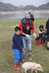组图：《爸爸》老爸变装逗萌娃 小猪赛跑趣味多