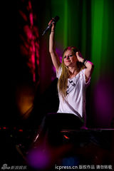 组图：艾薇儿上海开唱火爆异常 摇滚小天后热力四射