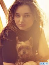 组图：米兰达柔美登杂志 与汪星人出镜秀蛮腰