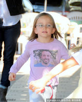 组图：詹妮弗-加纳带爱女出街与媒体玩互拍