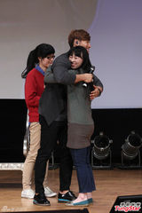 组图：金钟国穿中国传统服装 贴身抱女粉丝