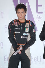 组图：邱泽公开大方示爱 称唐嫣是幸运星