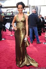 高清组图：肖恩-罗宾森金属色长裙波光粼粼