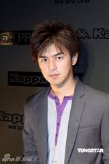 幻灯图：陈柏霖表演舞台剧 为某品牌宣传“减生活”