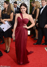 组图：阿芮尔-温特红色单肩礼服秀乳沟