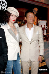 幻灯图：吴尊礼帽显王子风 任达华夫妇呼吁捐款