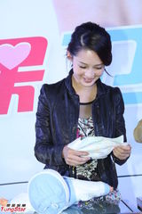 组图：高洋李沁现场表演给孩子换尿布