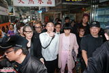 组图：徐濠萦素颜现身香港报业评议会 陈奕迅递交投诉书