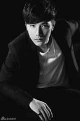 组图：邓宁拍摄写真大片 新造型帅气阳光