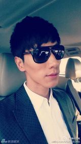 组图：张亮长脸自拍遭调侃马脸代言人