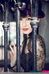 组图：黄圣依时髦“帽子控”时尚加分