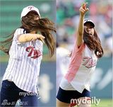 组图：A-pink孙娜恩担任开球嘉宾引男球员围观