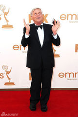 组图：艾美奖红毯 老戏骨罗伯特-莫里斯望天很爱演