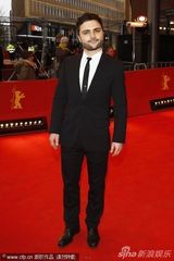 组图：竞赛片《圣殿》首映 女星斜肩粉裙优雅亮相