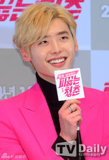 组图：《热血青春》试映 李钟硕亮粉西装抢镜