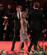 组图：非竞赛片《伊娃》首映 女演员与导演共舞