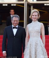 组图：妮可走秀精致长裙华贵 与李安牵手热聊