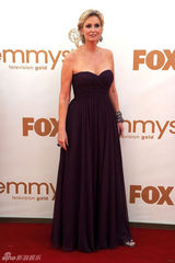 组图：第63届艾美奖红毯 简-林奇性感抹胸裙亮相