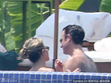 组图：安妮斯顿粉色比基尼 未婚夫泳池激吻