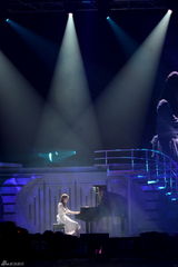 高清图：少女时代倾情开唱 载歌载舞活力四射