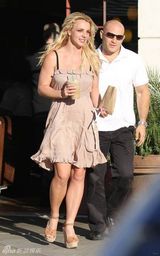 组图：布兰妮短裙享受秋日时光 见狗仔忙用食物挡脸