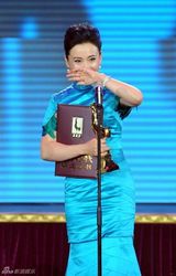 组图：双料影后娜仁花中式民族风展知性美